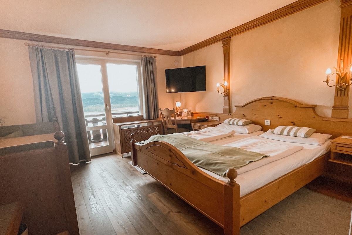 Basic Single Room, Lake View | Hypo-allergenic bedding, in-room safe, desk, laptop workspace