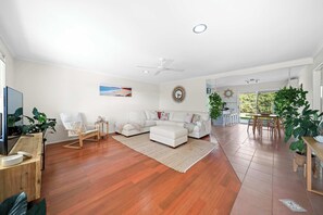 Télévision, livres, espaces bureaux