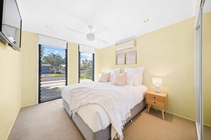 4 chambres, bureau, fer et planche à repasser, lit parapluie