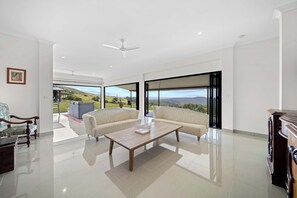 Fernseher, Kamin, Arbeitsbereiche