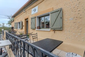 Outdoor dining - Bed and Breakfast 'Anémone' with Mountain View, Wi-Fi and Air Conditioning (Arzacq-Arraziguet)