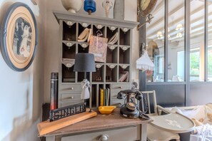 Interior - Bed and Breakfast 'Anémone' with Mountain View, Wi-Fi and Air Conditioning (Arzacq-Arraziguet)