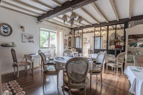 Dining. Bed and Breakfast 'Anémone' with Mountain View, Wi-Fi and Air Conditioning
