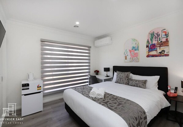 1 habitación, escritorio, tabla de planchar con plancha y wifi 