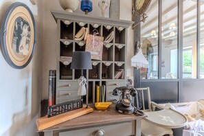 Interior - Bed and Breakfast 'Iris' with Mountain View, Wi-Fi and Air Conditioning (Arzacq-Arraziguet)