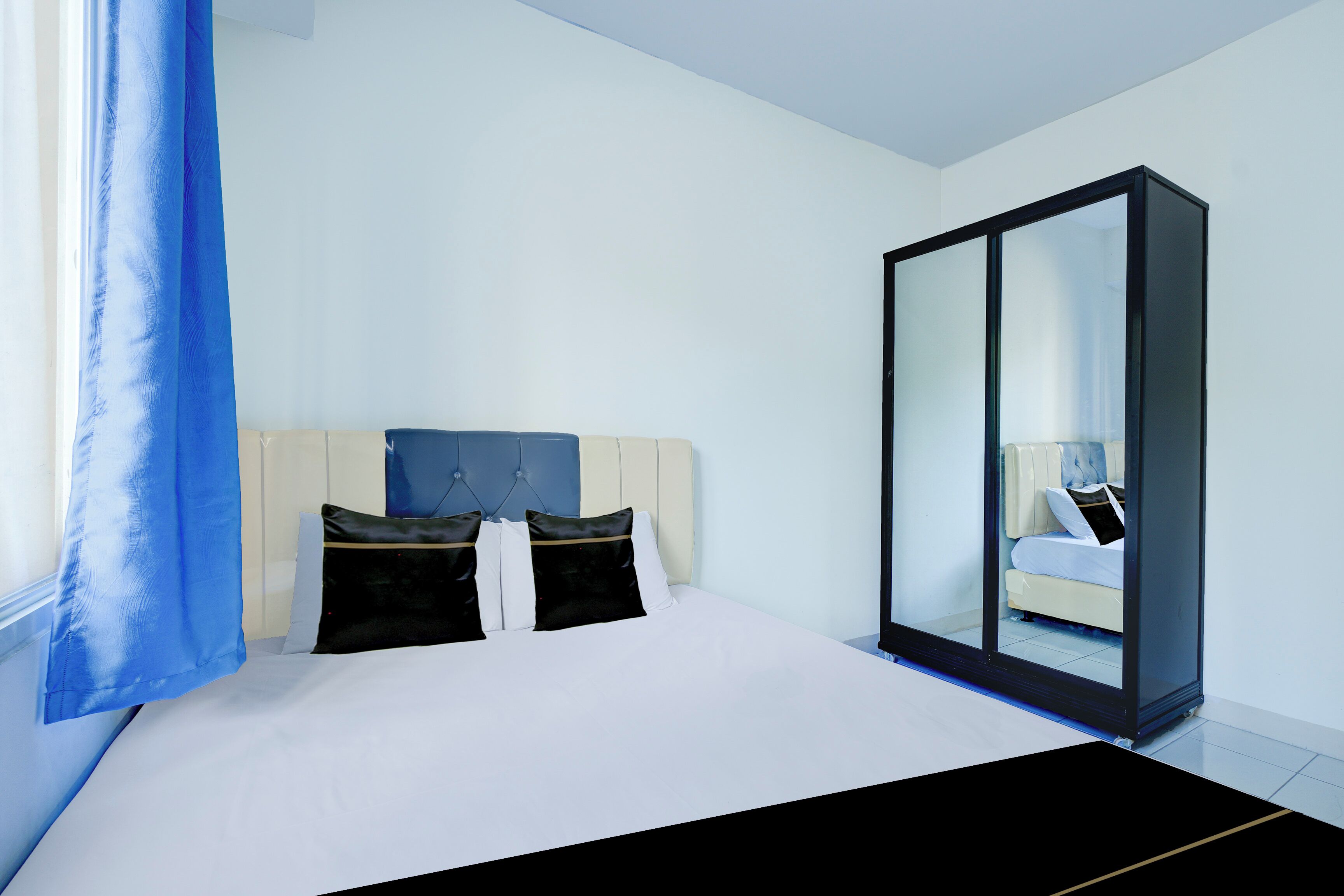 Deluxe Double Room | Desk, bed sheets
