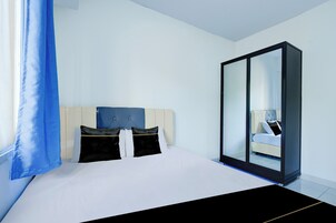 Deluxe Double Room | Desk, bed sheets