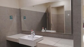 Deluxe Double Room | Bathroom | Shower
