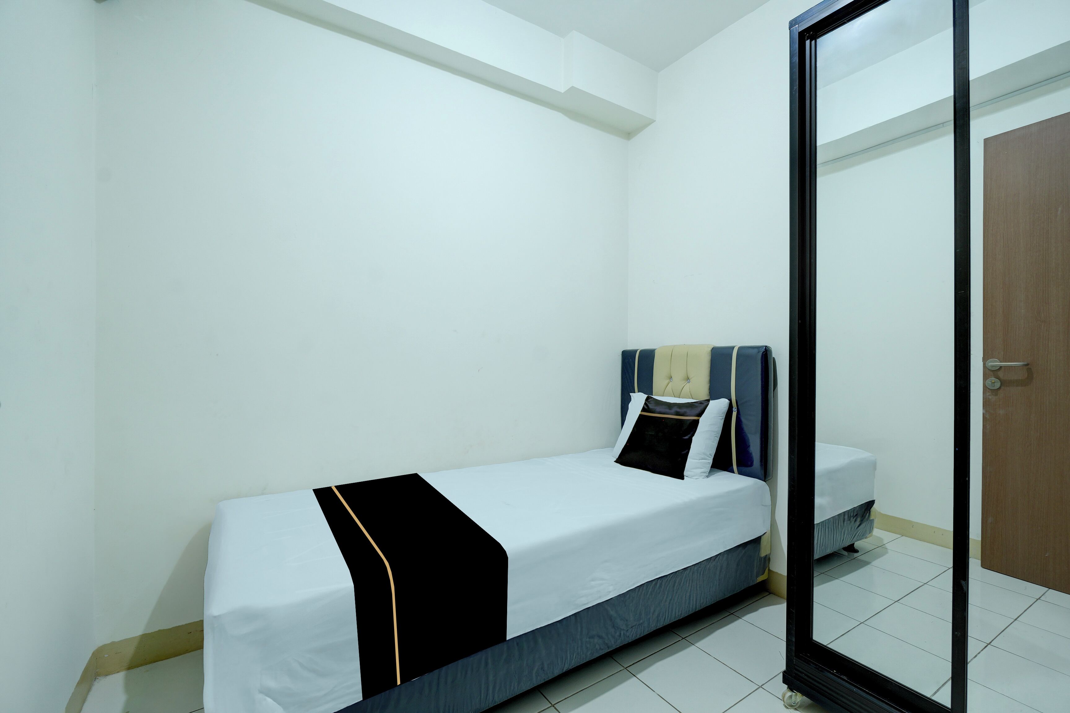 Standard Double Room | Desk, bed sheets