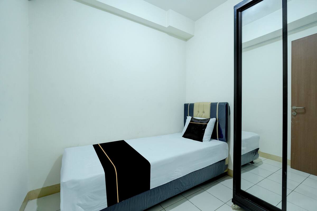 Standard Double Room | Desk, bed sheets