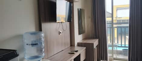 Deluxe Double Room | Desk, bed sheets