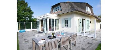 屋外ダイニングエリア