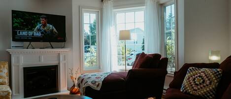 Televisor intel·ligent, llar de foc i futbolí