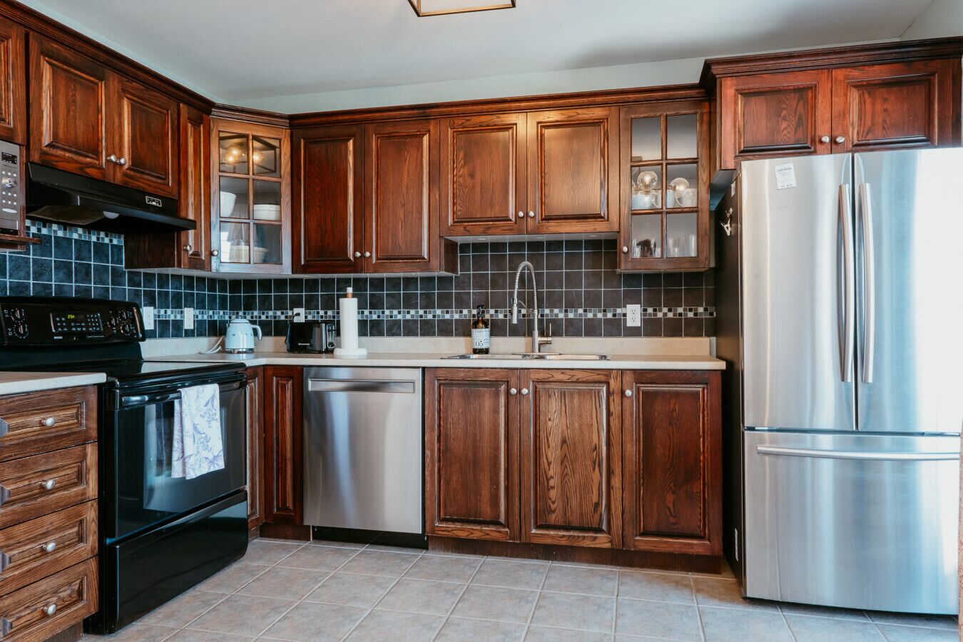 Réfrigérateur, four à micro-ondes, un four, surface de cuisson