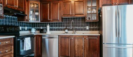 Réfrigérateur, four à micro-ondes, un four, surface de cuisson