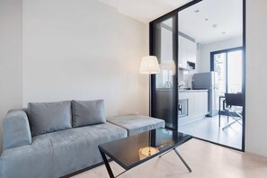 Apartment, 1 Bedroom, Accessible, Smoking | Living room