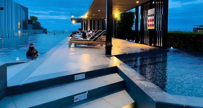 Great Location - Awesome Pool