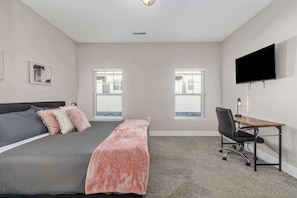 2 bedrooms, desk, iron/ironing board, travel cot - Modern 2BR + 2BA Condo with Garage & Patio (Wyoming)