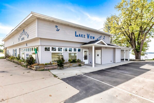 Et toetagers hotel med hvide facader og et skilt, der siger "Lake View Hotel".