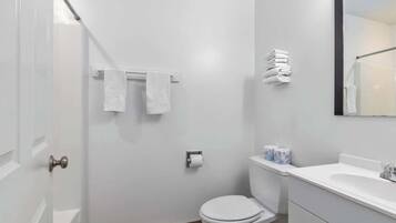 Chuveiro, secador de cabelo, toalhas de banho