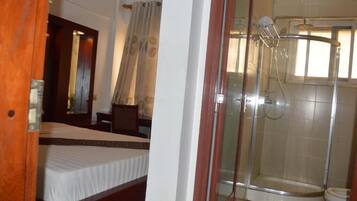 Standard Double Room, Balcony, City View | Bathroom