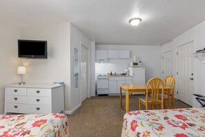 Iron/ironing board, WiFi, bed sheets