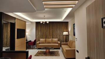 Habitació doble clàssica, vistes a la ciutat | Caixa forta a l'habitació, escriptori i planxa i posts de planxar