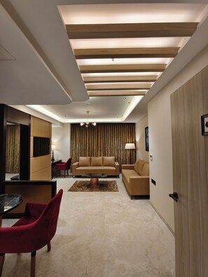 Hazel Suite, 1 King Bed | In-room safe, desk, iron/ironing board, free WiFi