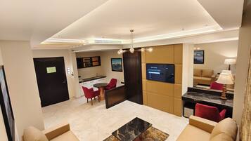 Hazel Suite, 1 King Bed | In-room safe, desk, iron/ironing board, free WiFi