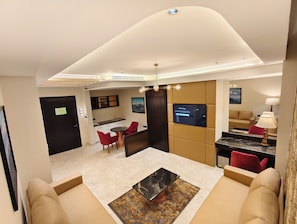 Hazel Suite, 1 King Bed | In-room safe, desk, iron/ironing board, free WiFi