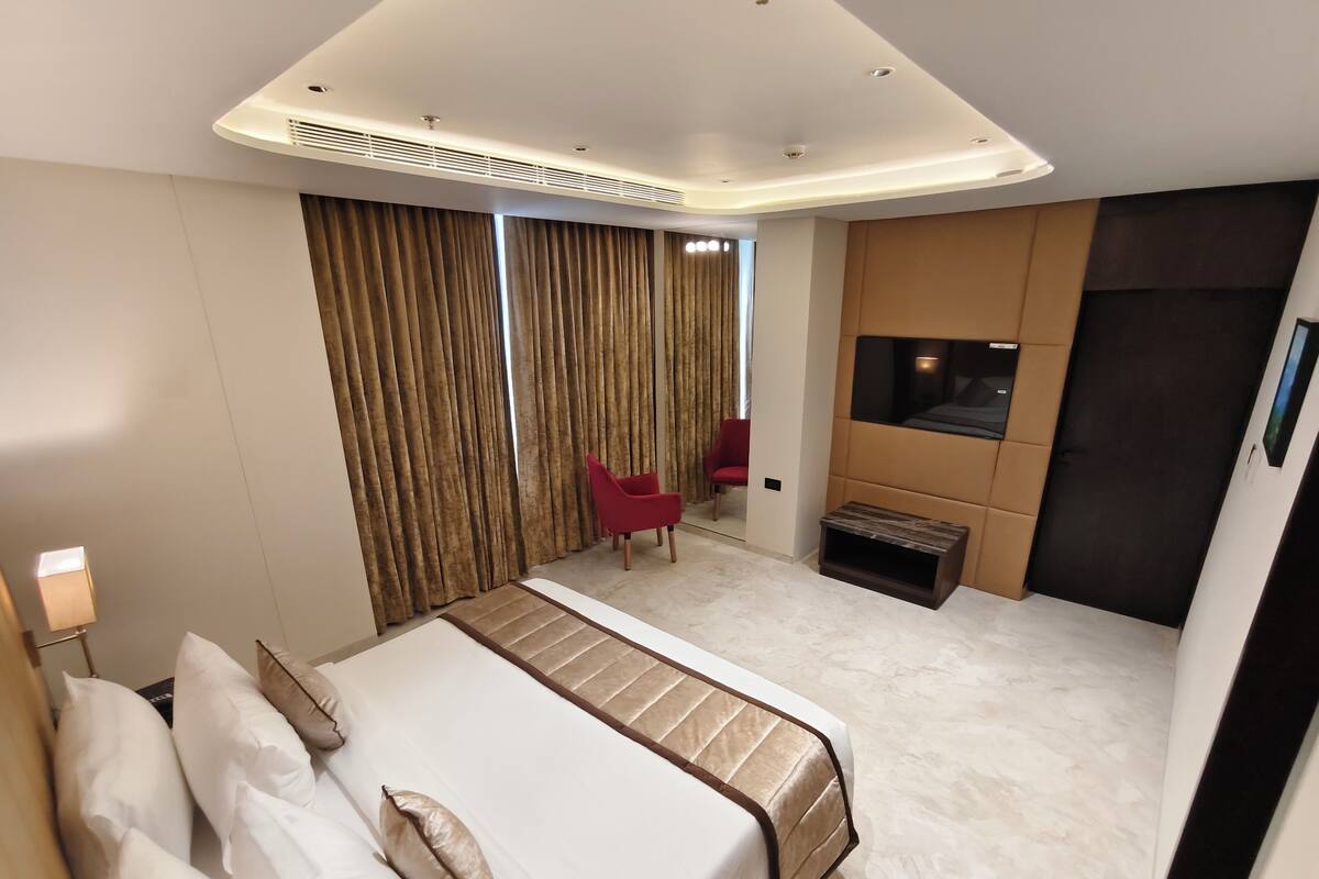 Hazel Suite, 1 King Bed | In-room safe, desk, iron/ironing board, free WiFi