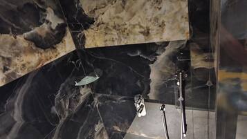 Dutxa, articles de tocador gratuïts, tovalloles i sabó