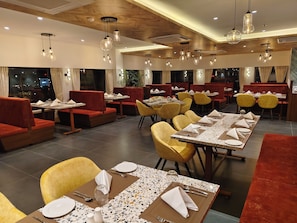 Breakfast, lunch and dinner served