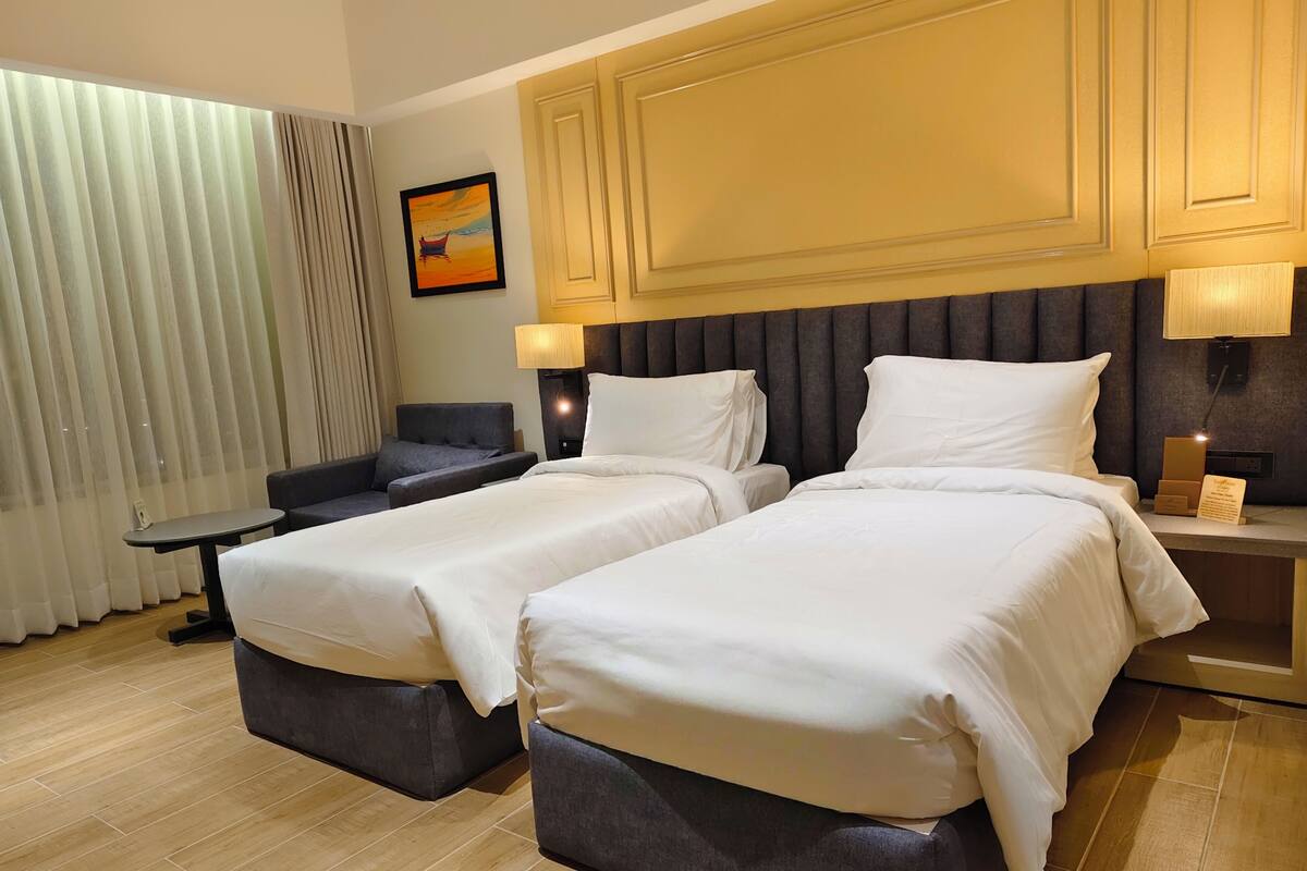 Winter Green Room, 2 Twin Beds | In-room safe, desk, iron/ironing board, free WiFi