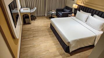 Winter Green Room, 1 King Bed | In-room safe, desk, iron/ironing board, free WiFi