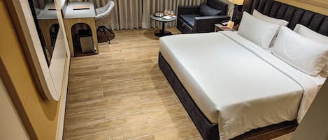 Habitación básica doble, vista a la ciudad | Caja de seguridad en la habitación y escritorio