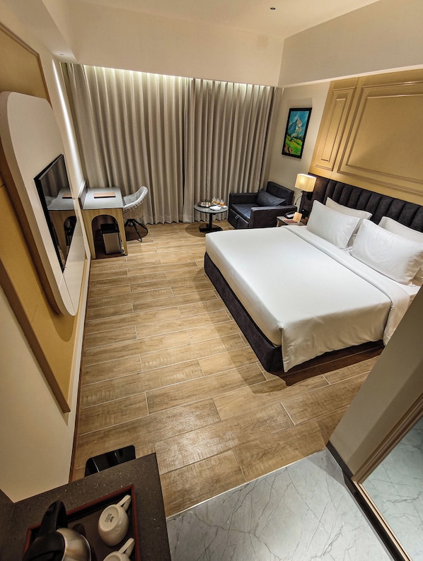 Winter Green Room, 1 King Bed | In-room safe, desk, iron/ironing board, free WiFi