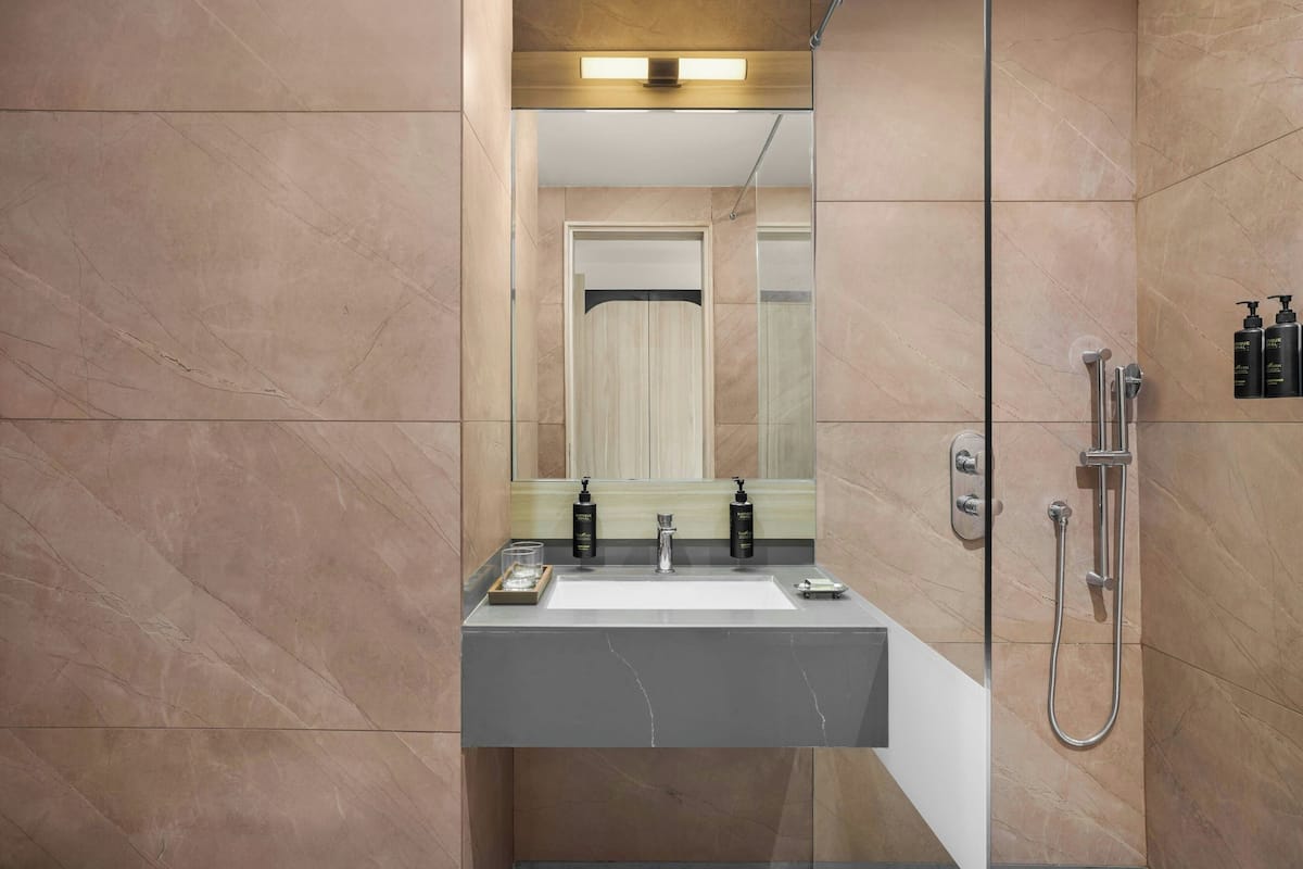 Ducha, artículos de higiene personal gratuitos, toallas y jabón