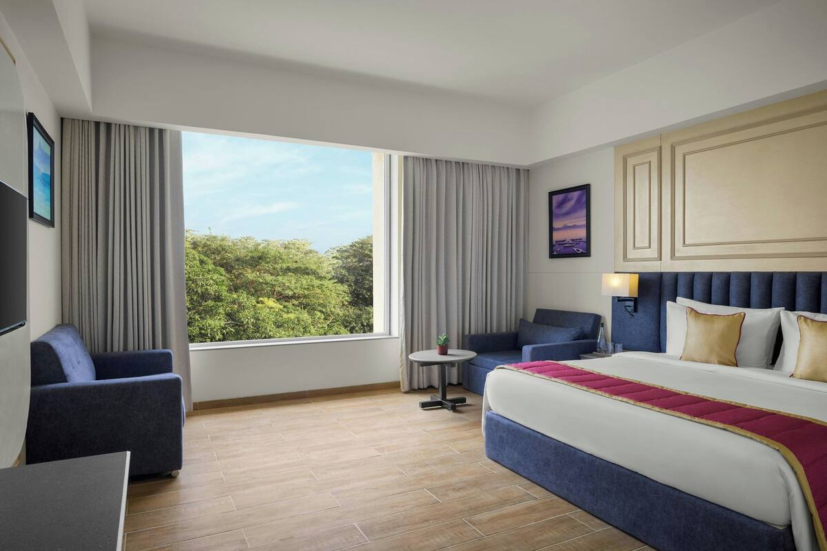 Classic Room, 1 King Bed, City View | In-room safe, desk, iron/ironing board (on request), WiFi (free)