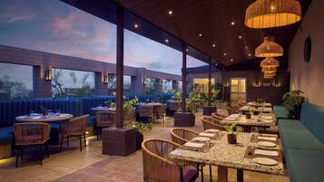 Serveert ontbijt, lunch en diner