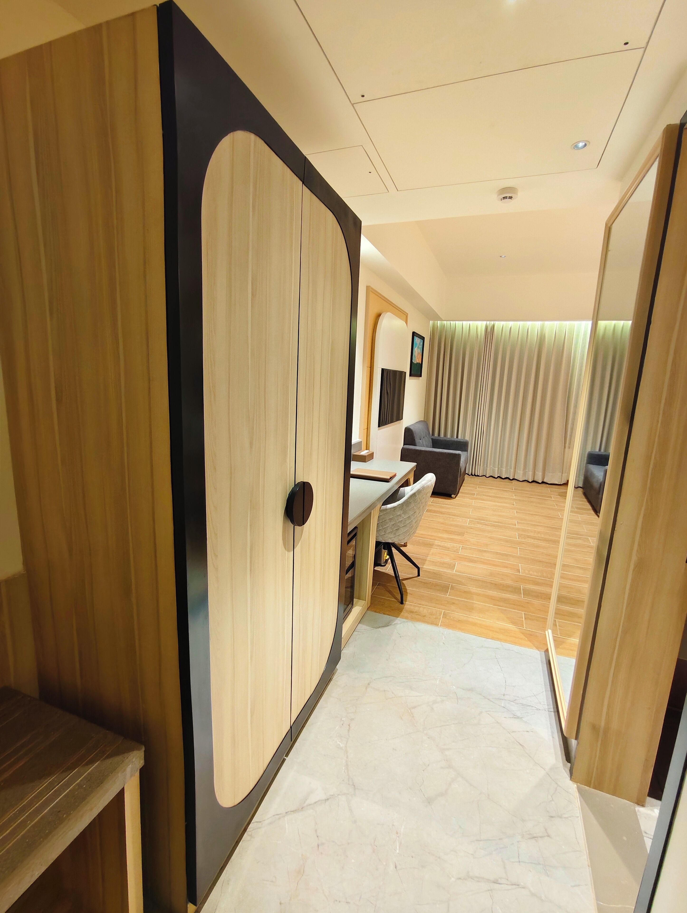 Fern Classic Room, 1 King Bed | In-room safe, desk, iron/ironing board, free WiFi