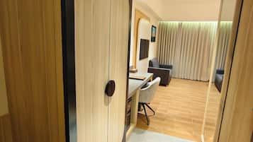 Fern Classic Room, 1 King Bed | In-room safe, desk, iron/ironing board, free WiFi