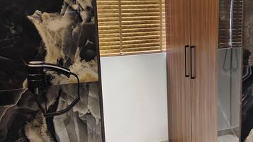 Coffres-forts dans les chambres, bureau, fer et planche Ă repasser