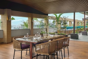 朝食、ランチ、ディナーに営業