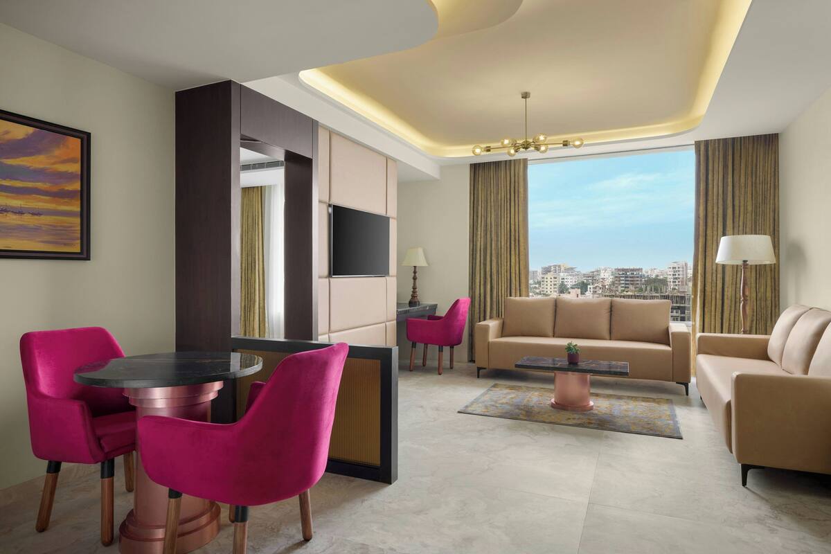 Suite, 1 King Bed, City View | Living room