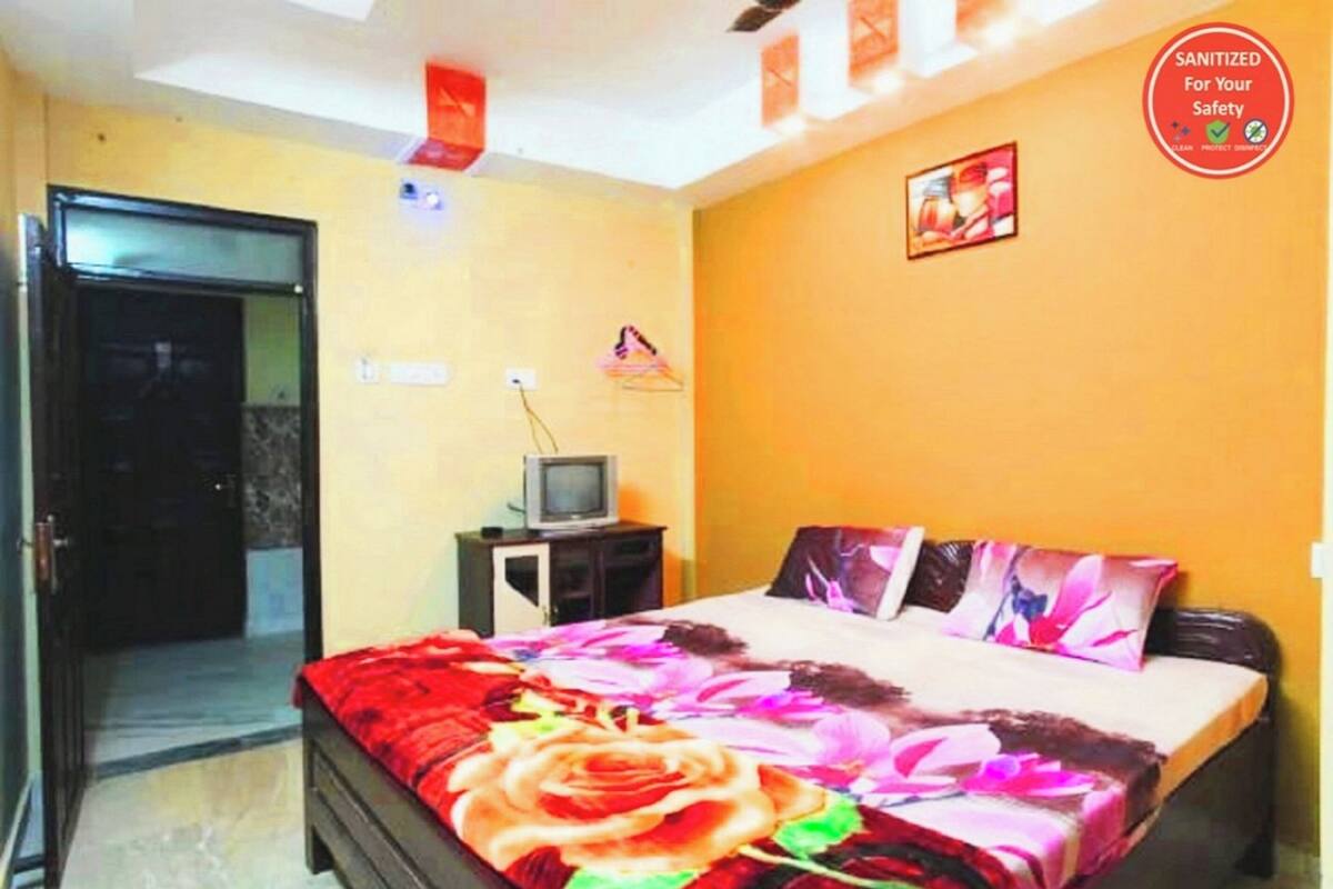 Deluxe Double Room, Air conditioning | Hypo-allergenic bedding, in-room safe, desk, soundproofing