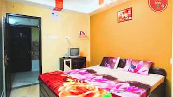 Deluxe Double Room, Air conditioning | Hypo-allergenic bedding, in-room safe, desk, soundproofing