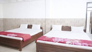 Deluxe Quadruple Room | Hypo-allergenic bedding, in-room safe, desk, soundproofing