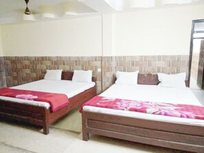 Shower, rainfall showerhead, free toiletries, slippers
