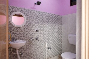 Deluxe Quadruple Room, Air conditioning | Bathroom